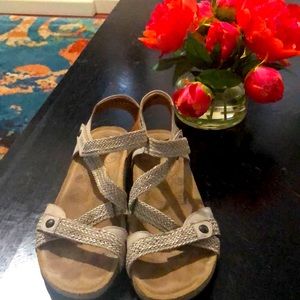 Taos sandals Worn about 5 times. Velcro style.